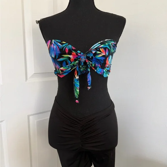 Colorful Strapless tropical top set with scrunch booty biker shorts. Super sexy - Picture 3 of 5